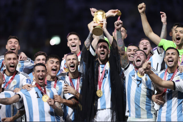 "أعظم لاعب كرة قدم في التاريخ".. هل أنهى تتويج ميسي بكأس العالم الجدل؟