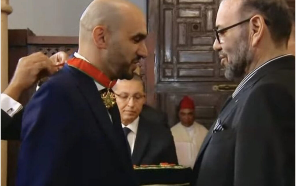 الملك يستقبل أعضاء المنتخب الوطني لكرة القدم ويوشحهم بأوسمة ملكية