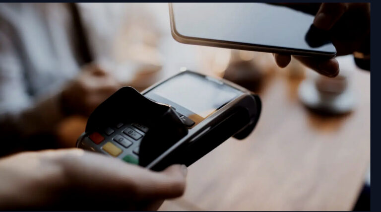 الدفع عبر الهاتف المحمول.. هذه نسبة ارتفاع المبلغ الإجمالي لخدمة "M-Wallets"