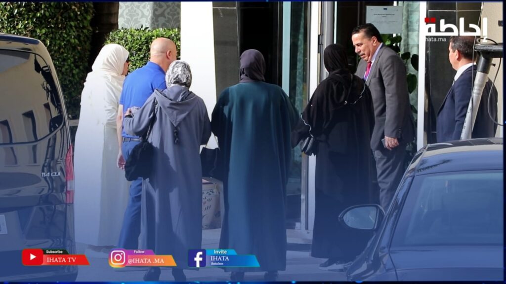 تحضيرات متواصلة لاستقبال أسود الأطلس وعائلات اللاعبين تتوافد على مطار الرباط سلا