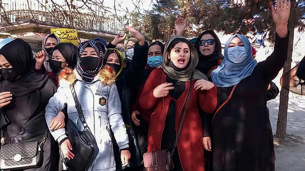 منظمات غير حكومية تبحث في قرار طالبان حظر عمل موظفاتها في افغانستان