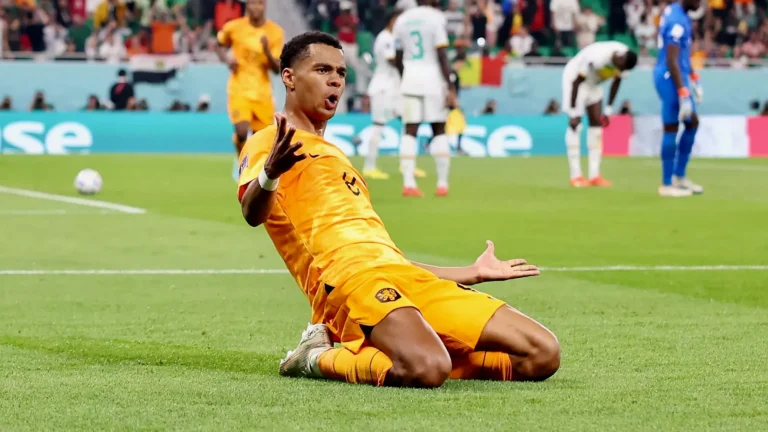 بريمرليغ.. ليفربول يفوز بالسباق المحموم لضمّ الهولندي خاكبو