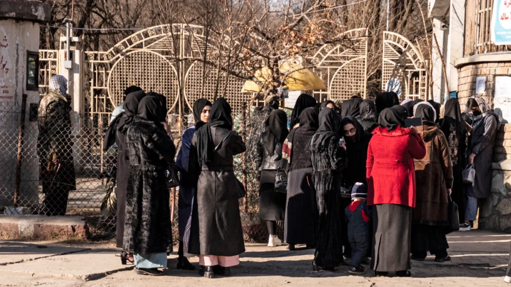 نساء يتظاهرن ضد حرمانهن من التعليم الجامعي في كابول