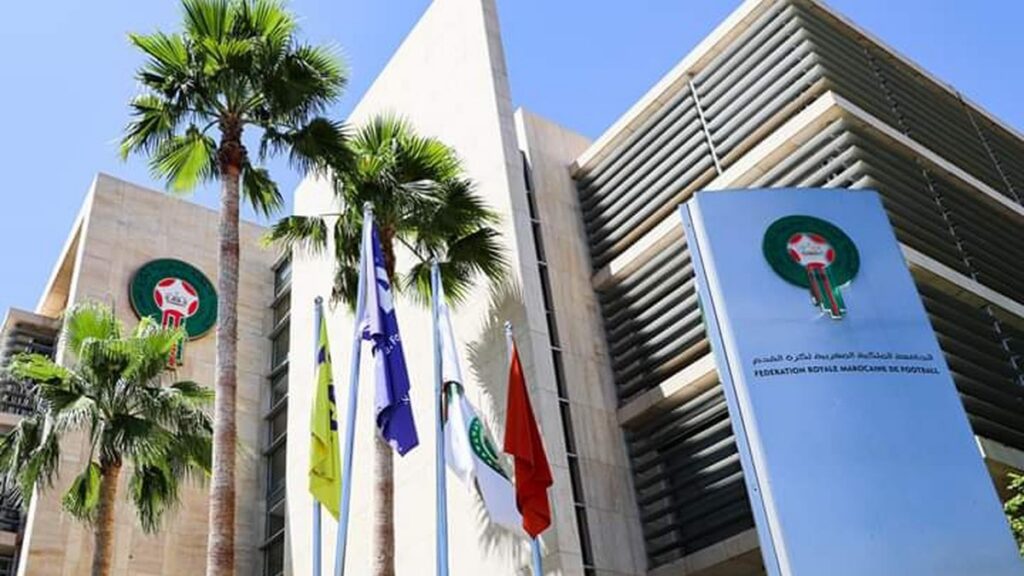اللجنة المركزية للتأديب تغرم 5 أندية بسبب الشهب الاصطناعية وتوقف الرياحي
