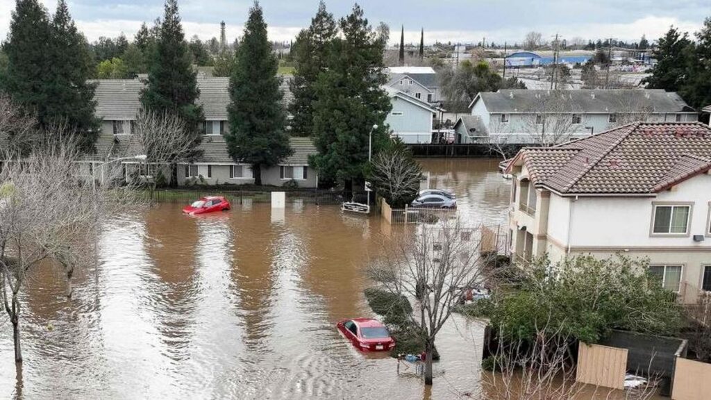 فيضانات كاليفورنيا.. حصيلة القتلى ترتفع إلى 19 شخصا