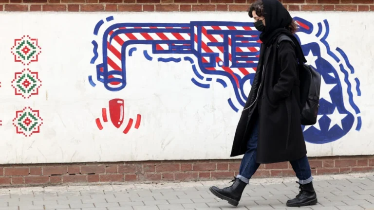 إيران تنتقد بشدّة نشر مجلة "تشارلي إيبدو" الفرنسية رسوما "مهينة" لخامنئي