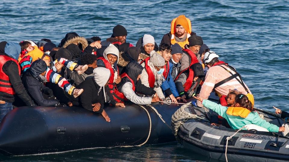 بريطانيا.. أزيد من 45 ألف عملية عبور غير قانونية لقناة المانش في العام 2022