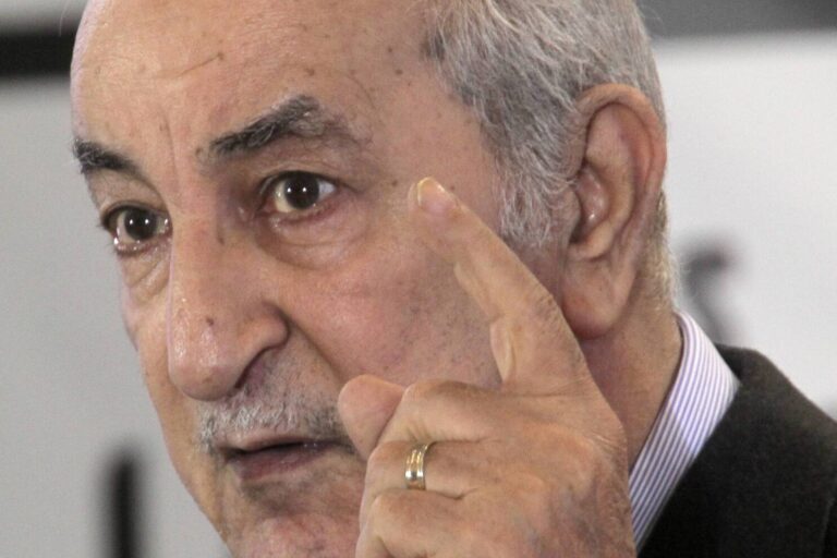 النظام الجزائري يواصل ''هروبه إلى الأمام" من خلال قمعه لحرية الصحافة (لوموند)
