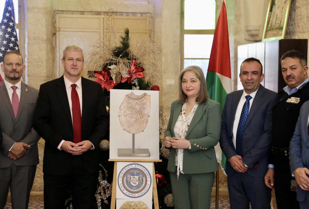 السلطة الفلسطينية تتسلم قطعة أثرية نادرة مهربة