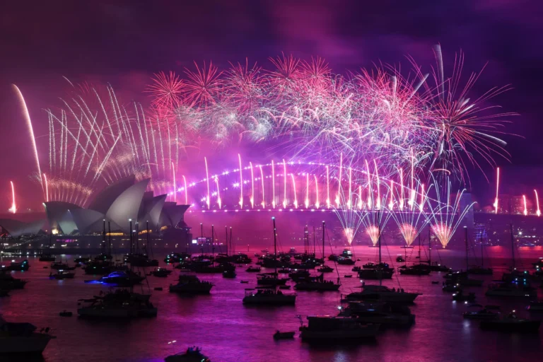 العالم يستقبل عام 2023 بعد سنة مضطربة