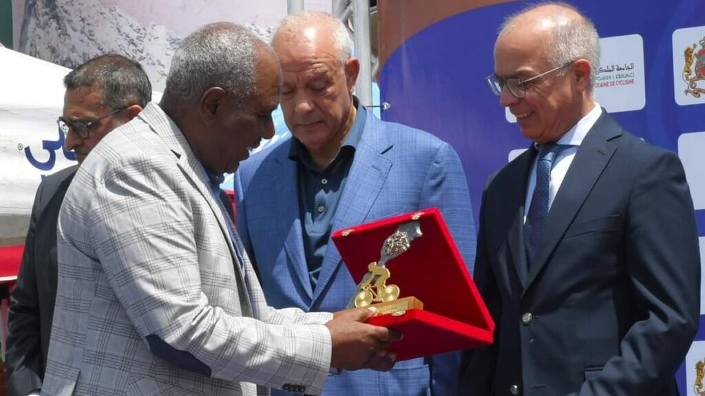 عضو "داداز بايك" ترفع شعار التحدي وتقص شريط طواف المغرب في نسخته الأولى (فيديو)