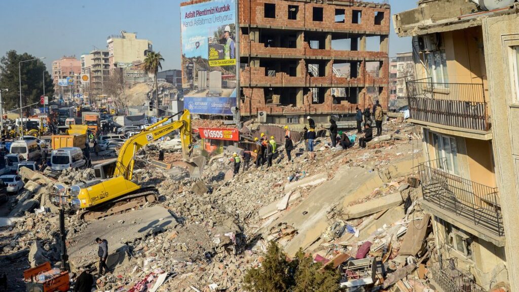 زلزال جنوب تركيا.. الوفيات تتجاوز 22 ألفا والمساعدات الدولية تصل إلى المناطق المنكوبة