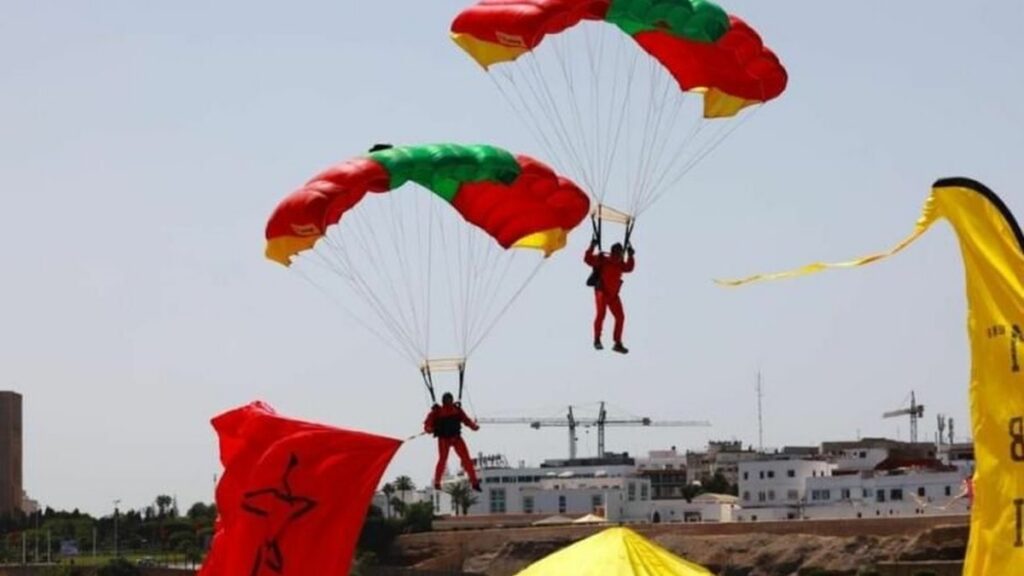 عيد العرش.. فرق من المظليين العسكريين تقدم عروضا بهلوانية