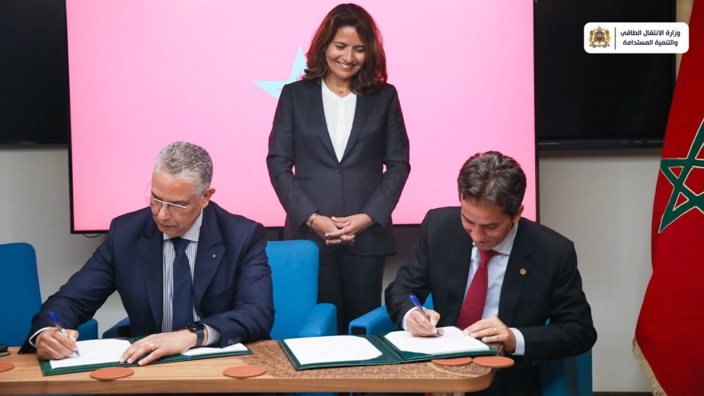 المغرب وشركة شيل يوقعان عقدا حول تزويد المملكة بالغاز الطبيعي المسال