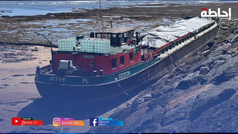 جنوح باخرة تجارية بالشاطئ بعين السبع بالدار البيضاء (فيديو + صور)