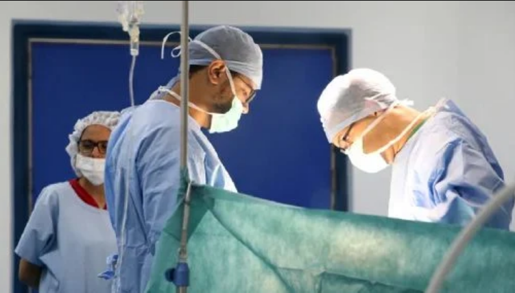 نجاح عملية استئصال ممتدة إلى القصبة الهوائية بالمركز الاستشفائي الجامعي بفاس