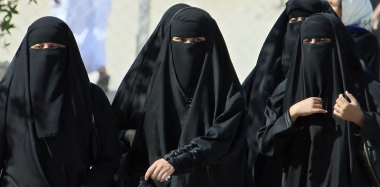 فرنسا: وزير التربية يعلن حظر ارتداء العباءة في المدارس