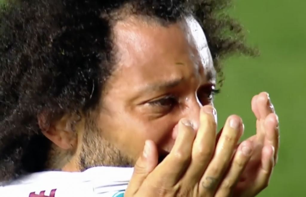 مارسيلو يتسبب في إصابة مروعة للاعب منافس ويغادر الملعب باكيا (تفاصيل + فيديو)