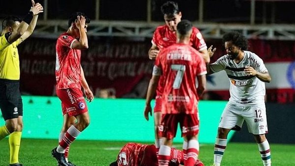 مارسيلو يغادر الملعب باكيا بعد إصابة مروعة لسانشيز