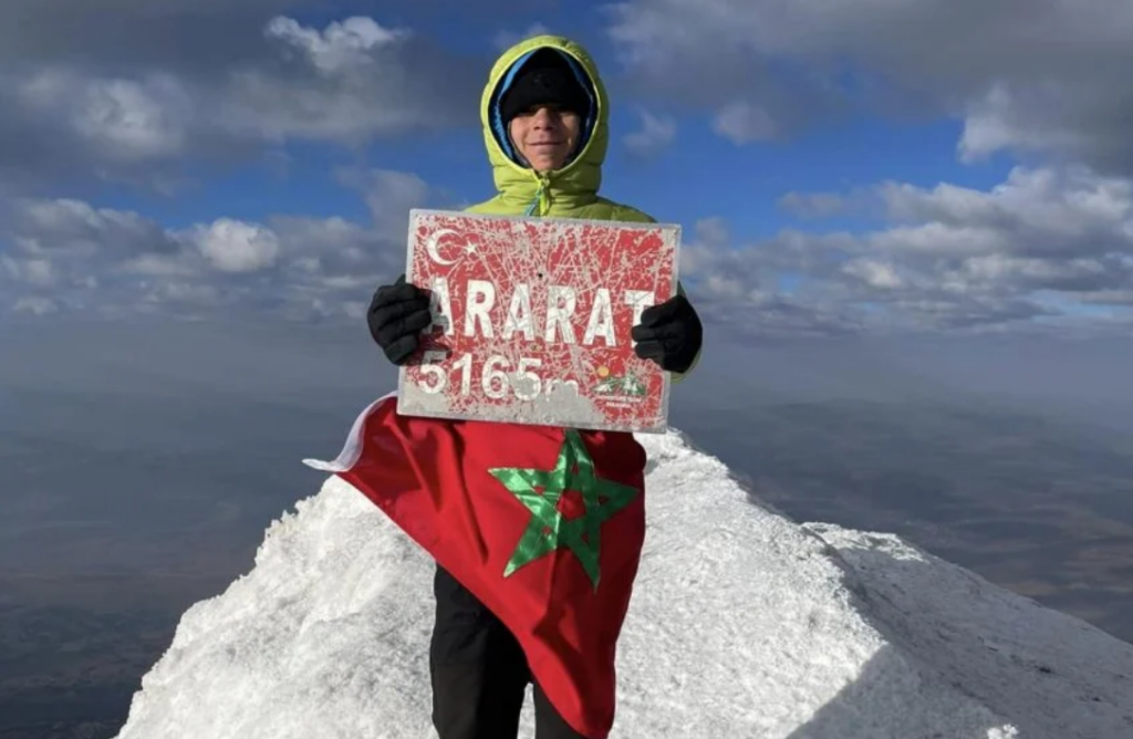 طفل مغربي يرفع التحدي ويتسلق أعلى قمة جبلية في تركيا
