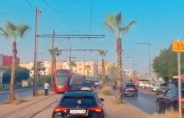 موكب سيارات لحفل زفاف يسير على سكة الترامواي ضاربا قانون السير عرض الحائط