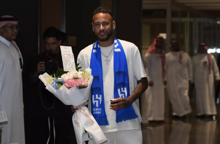 الهلال يقدم "التاريخي" نيمار لجماهيره وسط الألعاب النارية
