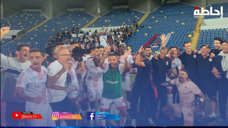 لاعبو الفتح الرياضي يحتفلون مع جماهيرهم بعد الانتصار على الوداد بدونور (فيديو)