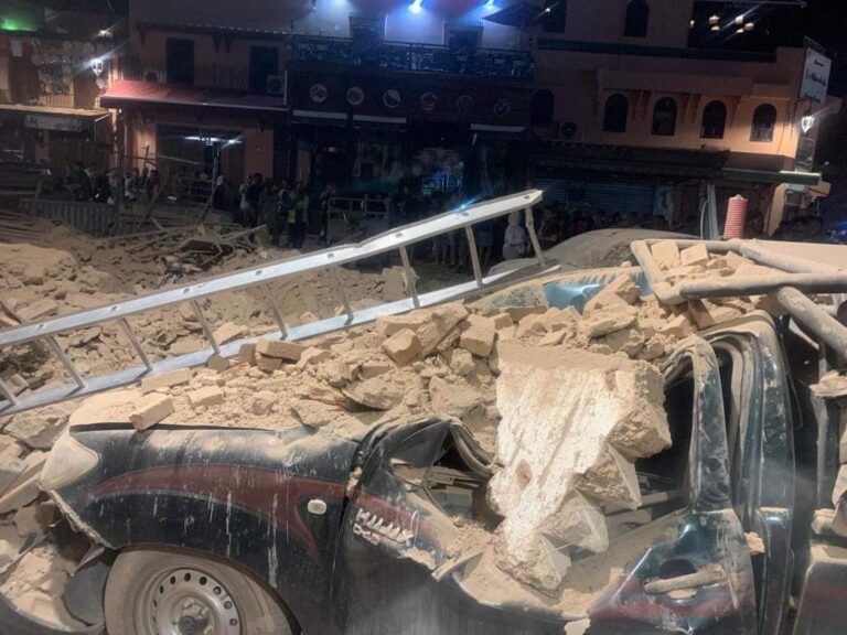 ليلة بيضاء.. خسائر مادية بمراكش والمغاربة يقضون ساعات الليل بالشارع (مقاطع فيديو)