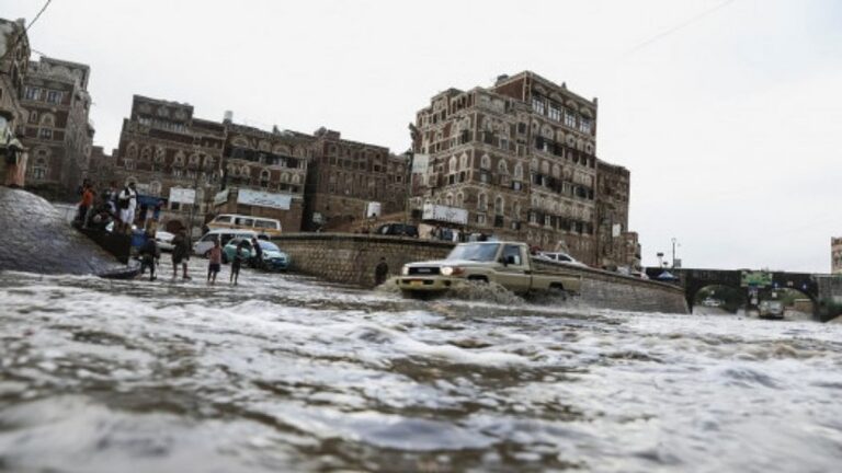 مقتل سبع نساء ورجل بصواعق رعدية وسيول في اليمن