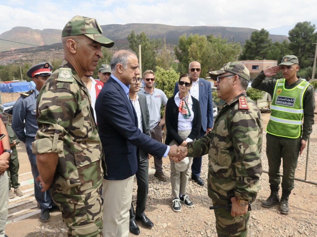 زلزال الحوز.. سفير الولايات المتحدة بالمغرب ينوه بمجهودات أفراد القوات المسلحة الملكية وبفرق الإنقاذ