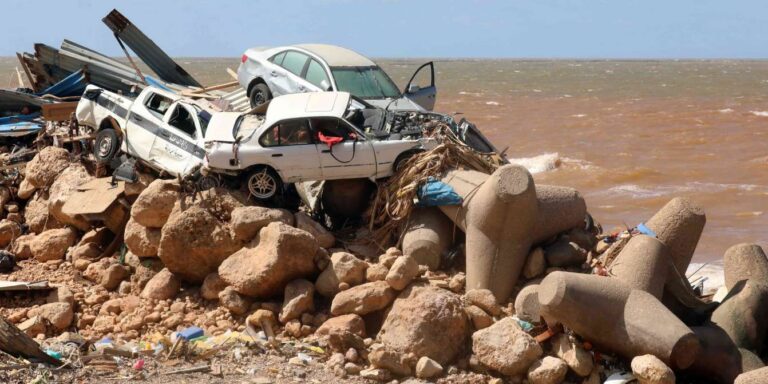 العثور على مئات الجثث على شاطئ درنة