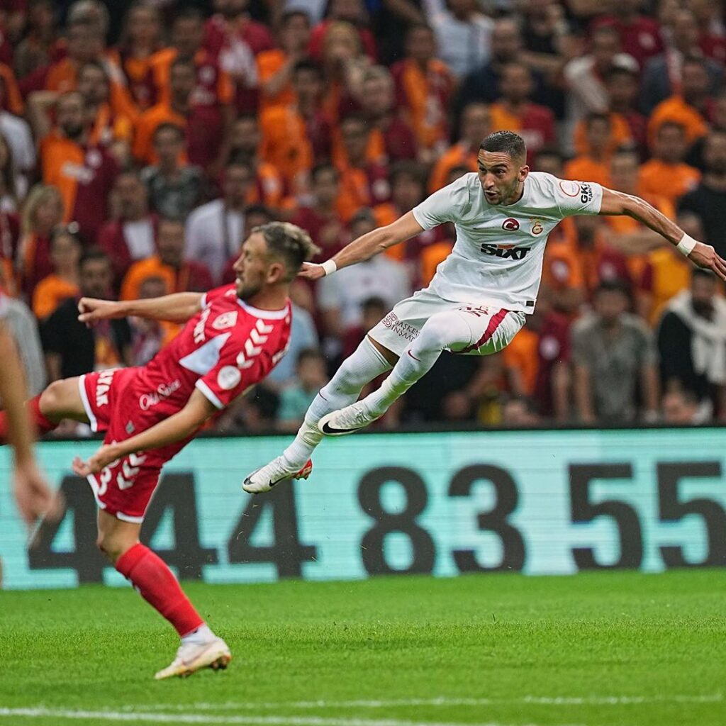 الدوري التركي.. الدولي المغربي زياش يخوض أولى مبارياته مع غلطة سراي