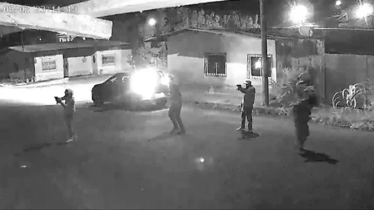 الإكوادور.. مقتل 4 أفراد عصابة نسوا التخلص من قنبلة في سيارتهم (فيديو)