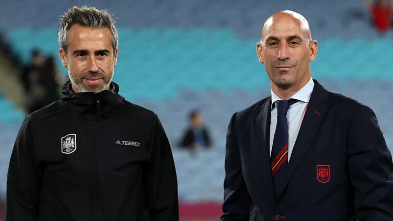 الاتحاد الإسباني يقيل مدرب السيدات.. ويطلب الصفح "من المجتمع بأكمله"
