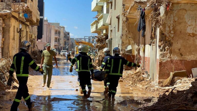 مدينة درنة الليبية تعدّ ضحاياها بعد الفيضانات