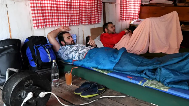متسابقون يتسلقون أطول وقت بلا ملل للفوز بلقب "بطل الكسل" (صور)