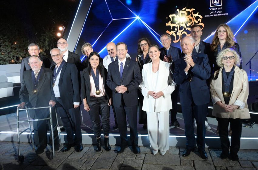 الرئيس الإسرائلي إسحاق هرتزوغ يوشح مستشار الملك أندري أزولاي بميدالية الشرف الرئاسية