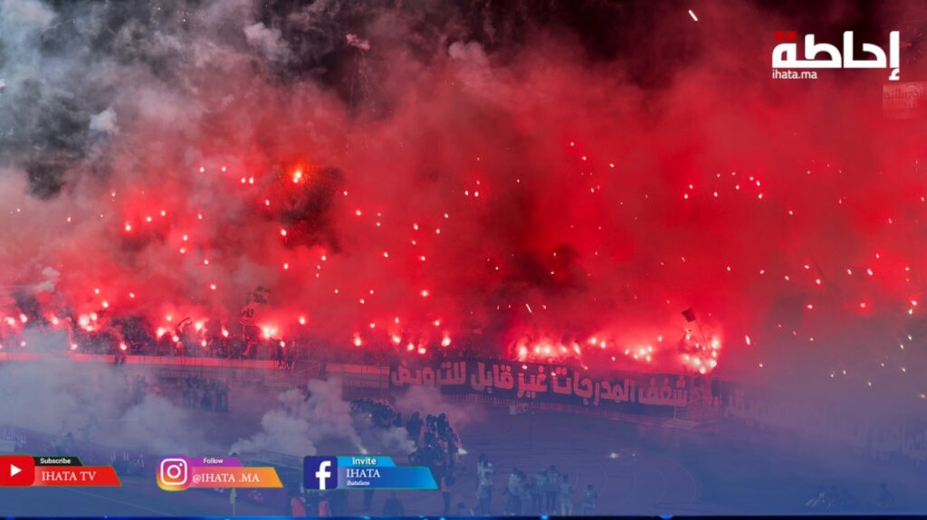 جماهير الرجاء تشعل مدرج "المكانا" بكراكاج رهيب (فيديو)