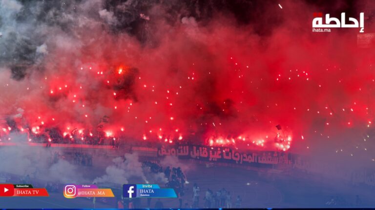 جماهير الرجاء تشعل مدرج "المكانا" بكراكاج رهيب (فيديو)