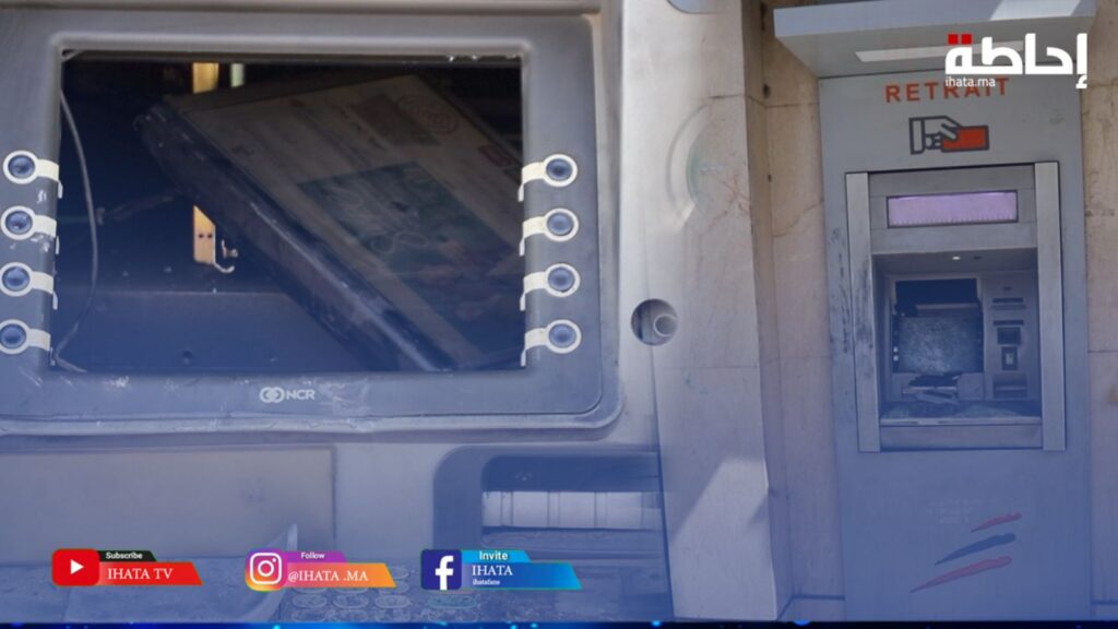 تخريب ماكينة صراف آلي في محاولة لسرقة وكالة بنكية (فيديو)