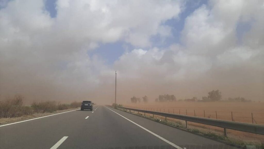 بسبب الأحوال الجوية وزارة التجهيز والماء تهيب بتوخي الحذر وتأجيل السفر