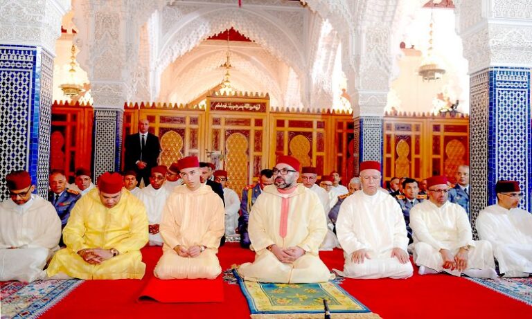 أمير المؤمنين الملك محمد السادس يؤدي صلاة الجمعة بمسجد الهادي بسلا