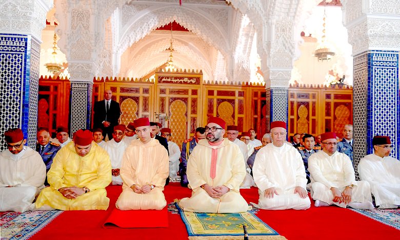 أمير المؤمنين الملك محمد السادس يؤدي صلاة الجمعة بمسجد الهادي بسلا