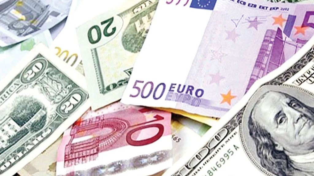 الدولار يواصل تحقيق مكاسبه والأورو يتجه لتسجيل أطول سلسلة خسائر في تاريخه
