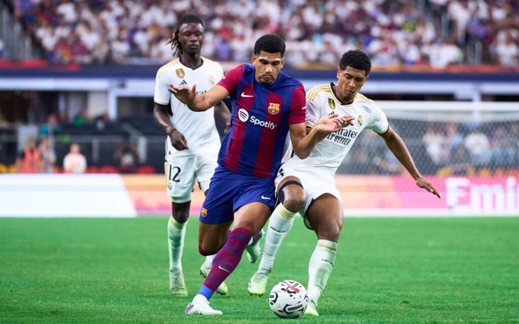 مواهب برشلونة تتحدى خبرة ريال مدريد في كلاسيكو الدوري الإسباني
