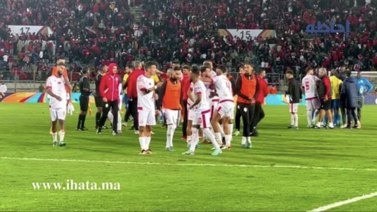 لاعبو الوداد يلقون التحية على جمهور الفريق بعد الفوز على صن داونز (فيديو)