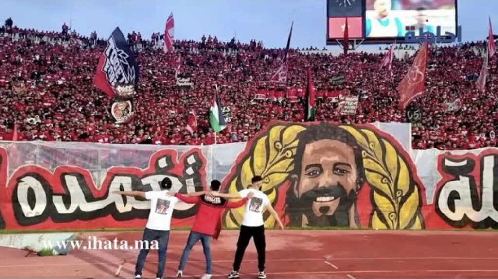 روح فالوح حاضرة بمدرجات "دونور" والجماهير الودادية تدعو له بالرحمة (فيديو)