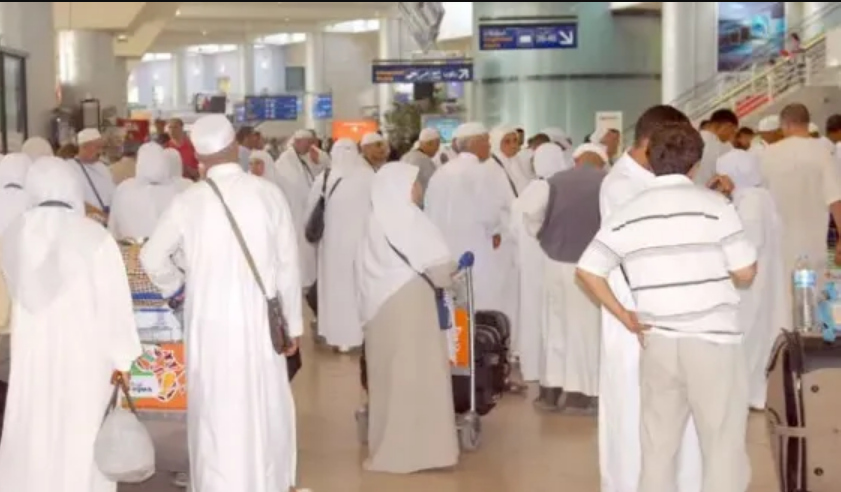 يهم الحجاج المغاربة.. منع وضع قنينات ماء زمزم داخل حقائب السفر