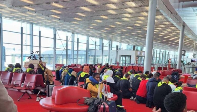 صلاة جماعية لمسلمين بمطار شارل ديغول تثير جدلا في فرنسا