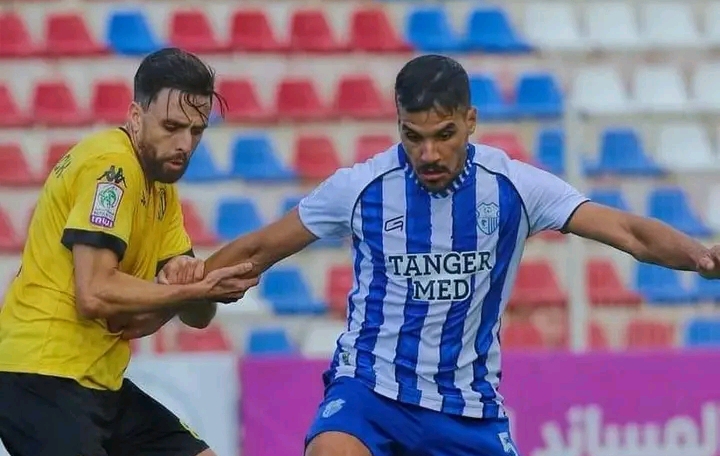 توقيف لاعب من اتحاد طنجة لسبه وشتمه صحفيا في مباراة الماص